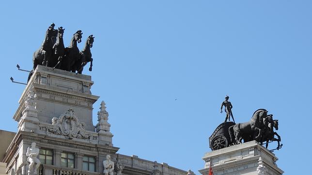 La misteriosa desaparición de un caballo del edificio de las cuadrigas en la calle Alcalá