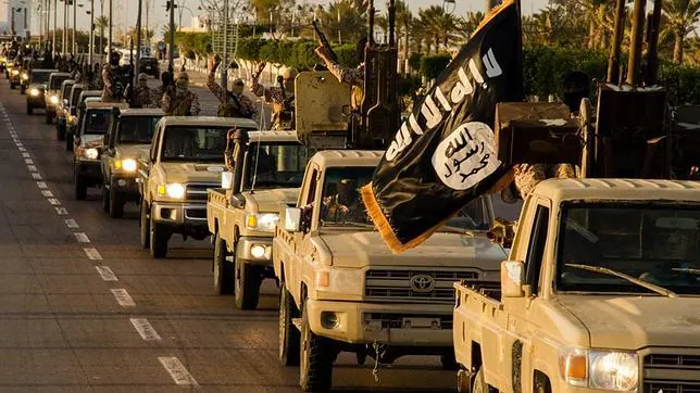 Caravana de terroristas del estado Islámico en la ciudad libia de Sirte