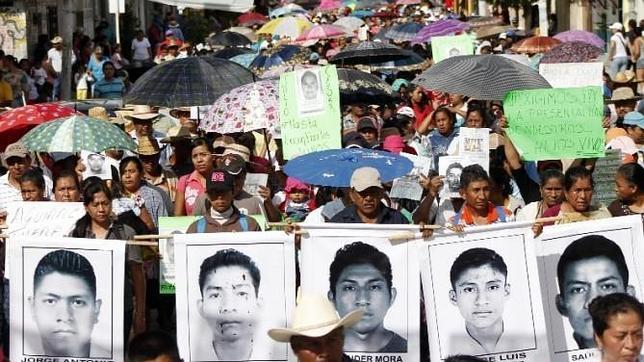 Los padres de los 43 desaparecidos denuncian que el Gobierno mexicano les niega el acceso a los cuarteles