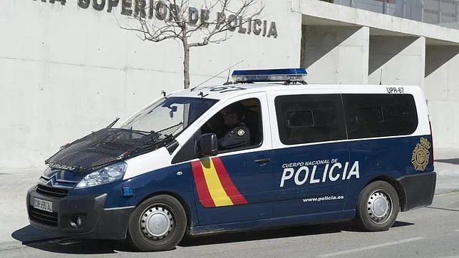 Un vehículo policial traslada a la Jefatura Superior de Policía de Granada a cinco personas