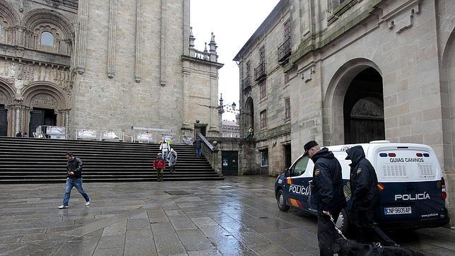 Agentes de la Policía Nacional, patrullando en los aledaños de la Catedral de Santiago