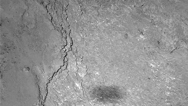 Fotografía cedida por la Agencia Europea del Espacio (ESA), tomada a seis kilómetros sobre la superficie del cometa 67P/Churyumov-Gerasimenko