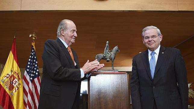 Don Juan Carlos plaude al senador demócrata de origen cubano, Bob Menéndez, tras entregarle el premio «Bernardo de Gálvez»