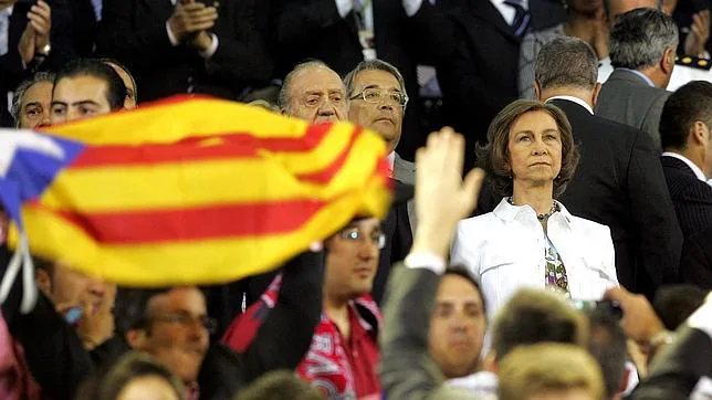 Los Reyes Juan Carlos y Sofía en el palco de Mestalla antes de la final Barcelona-Athletic de Copa en 2009