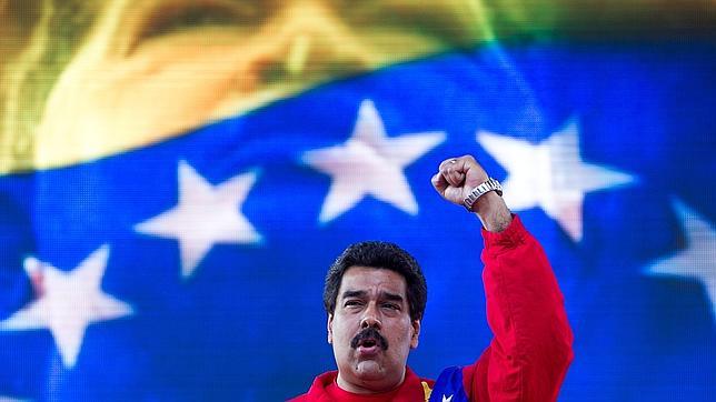 El presidente Maduro, junto a una imagen de Chávez, durante un acto del oficialista PSUV