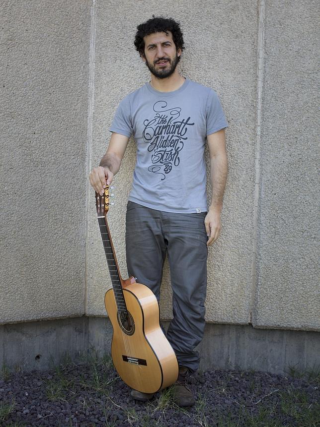 Marwan, poeta y cantautor, guitarra en mano