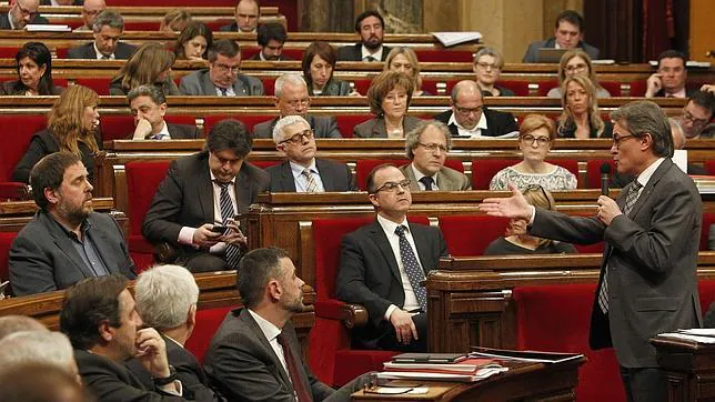 El presidente de la Generalitat, Artur Mas, se dirige al líder de ERC, Oriol Junqueras, en el Pleno del Parlamento catalán