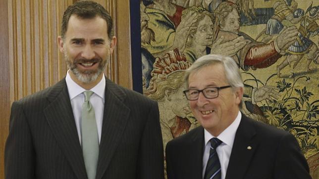 El Rey trata las perspectivas económicas de España y de la UE con Juncker