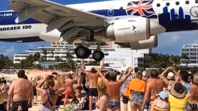 El increíble aterrizaje de un avión al que los turistas casi tocan las ruedas