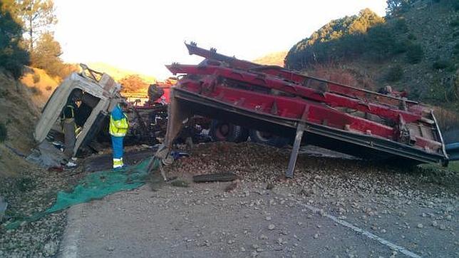 Grave un anciano al volcar el camión en el que viajaba por Santa María de la Alameda