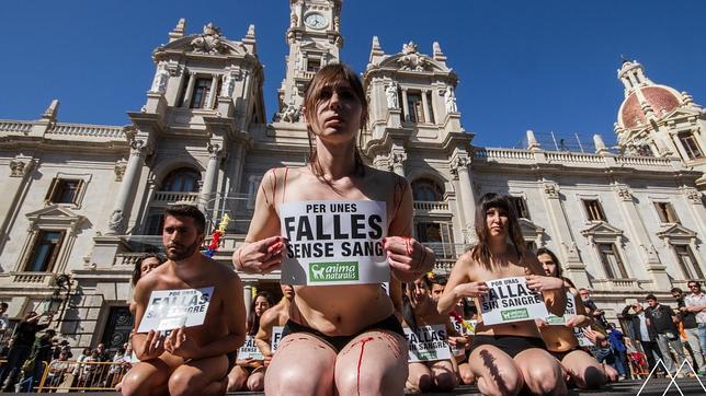 Desnudos y ensangrentados para protestar contra la Feria de Fallas