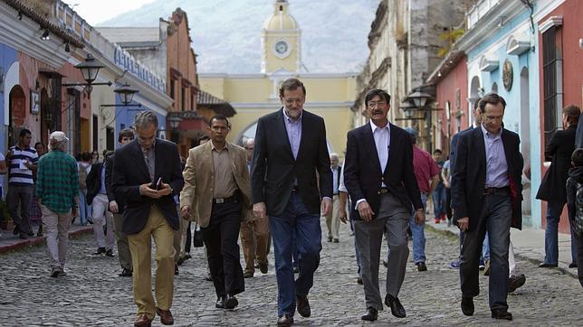 Rajoy frente al volcán en Antigua