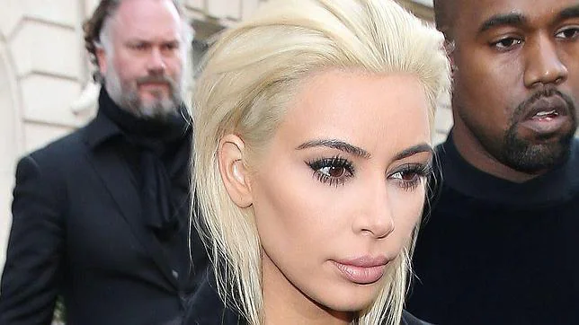 Kim Kardashian pasa del rubio platino al pelo blanco