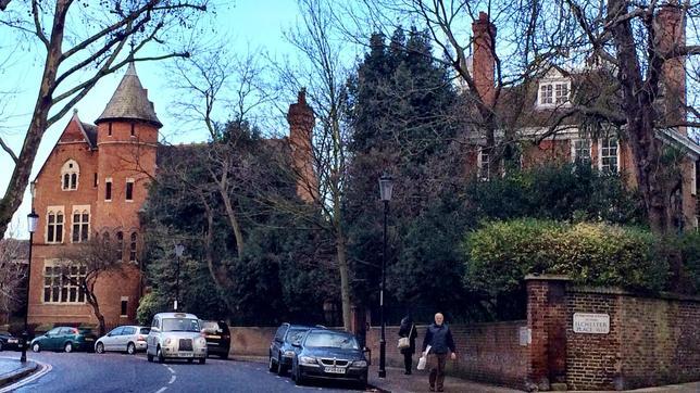 Las mansiones vecinas de Jimmy Page y Robbie Williams en Holland Park