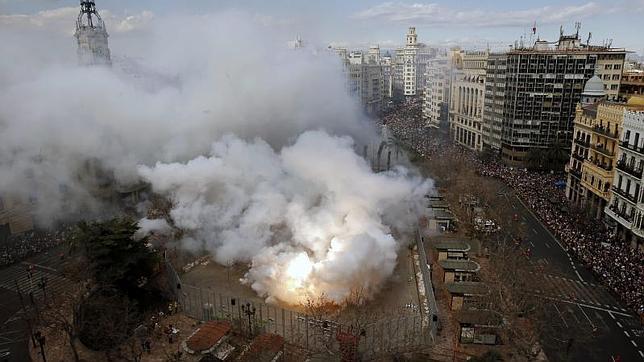 Fallas 2015: Una mascletà dedicada a «todas las mujeres luchadoras»