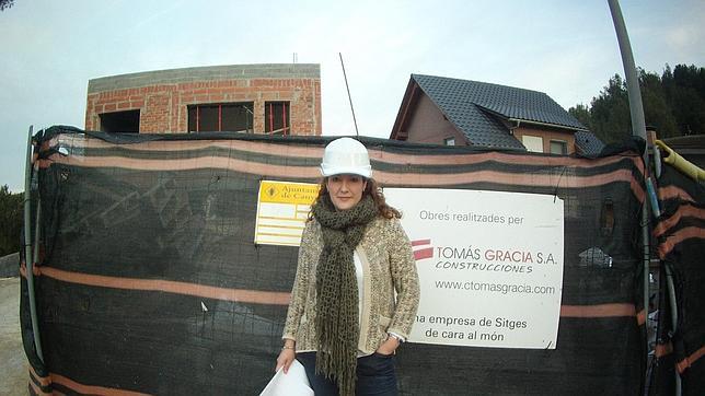 Sandra Guillén en unas de la obras que tiene a cargo en Sitges (Barcelona)