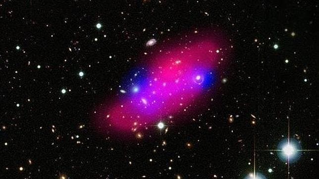 La imagen muestra un grupo de galaxias rodeadas de gas caliente (en rosa) y de materia oscura (en azul)