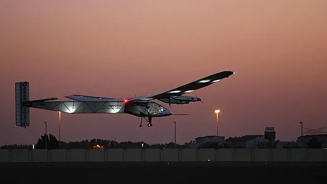 Despega el avión Solar Impulse 2, que dará la vuelta al mundo sin combustible