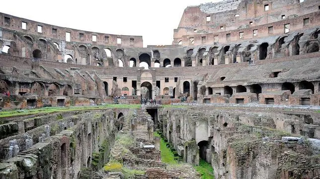Detenidas dos turistas que grabaron sus iniciales en el Coliseo y se hicieron un selfie