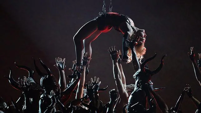 Madonna durante su presentación en la gala 57 de los premios Grammy