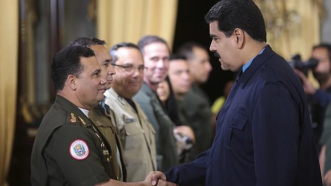 Maduro saluda a Gustavo Gonzalez, uno de los sancionados por Obama