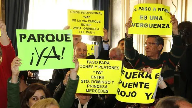 Imagen de los vecinos que han llevado sus pancartas al pleno del Ayuntamiento de Alicante