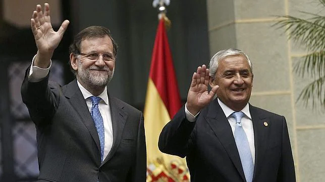 Mariano Rajoy, saluda junto al presidente de la República de Guatemala, Otto Pérez Molina