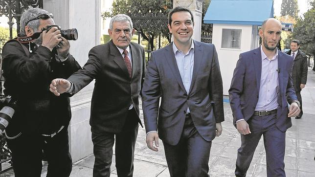 Grecia amenaza con volver a las urnas si el Eurogrupo no le da dinero