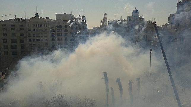 Fallas 2015: La mascletà viste Valencia de color, intensidad y tradición «sin florituras»