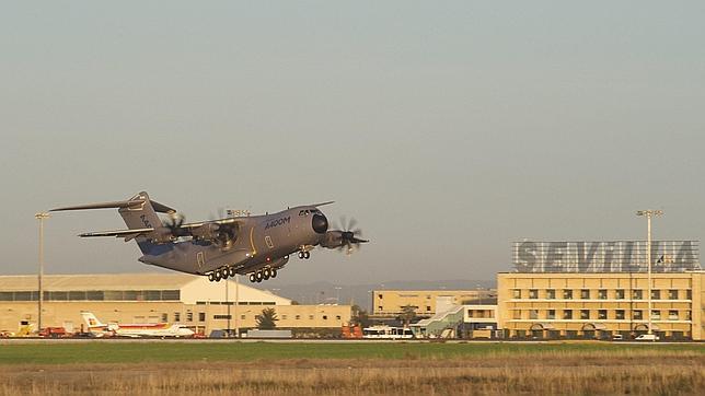 Airbus entrega el primer avión A400M encargado por Malasia en Sevilla