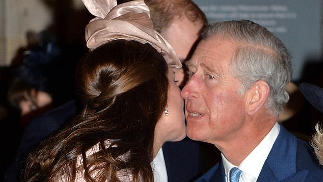 El Príncipe Carlos se queja de que los Middleton no le dejan ver a su nieto