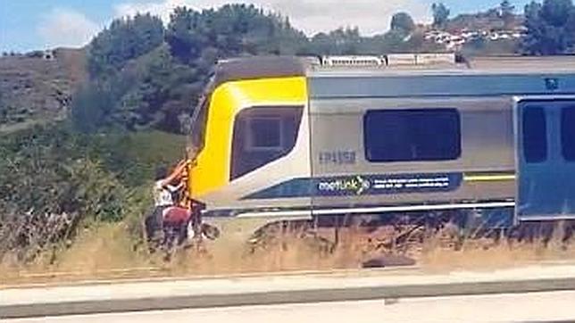 La locura de dos chicos que se cuelgan de un tren a más de 110 km/h