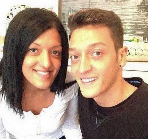 El increíble parecido de Mesut Özil y su hermana