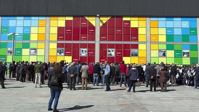 Salamanca recuerda a las víctimas del terrorismo con un mural «por la paz»