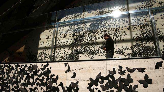 Unas 30.000 mariposas nocturnas dan la bienvenida a la exposición «Las variaciones Sebald»