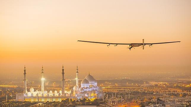 El avión Solar Impulse 2 comienza la segunda etapa de su vuelta al mundo