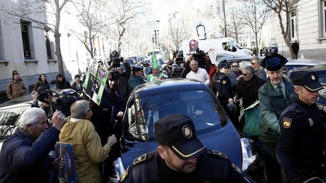 Preferentistas golpean y zarandean el coche de Miguel Blesa tras salir del TSJM