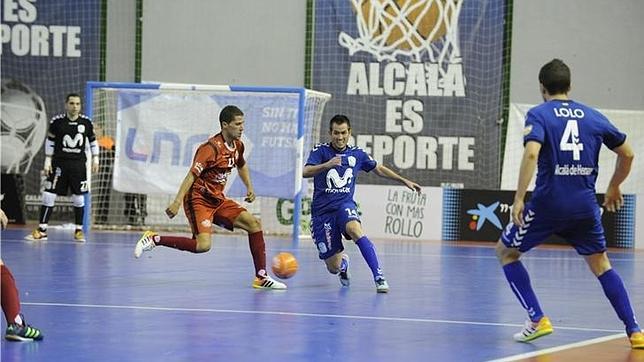 Rafael (Inter) y Raúl Campos (ElPozo) pugnan por el balón