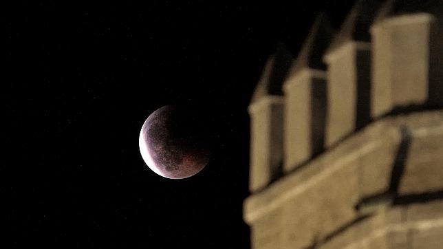 La Luna, cada vez más lejos de la Tierra