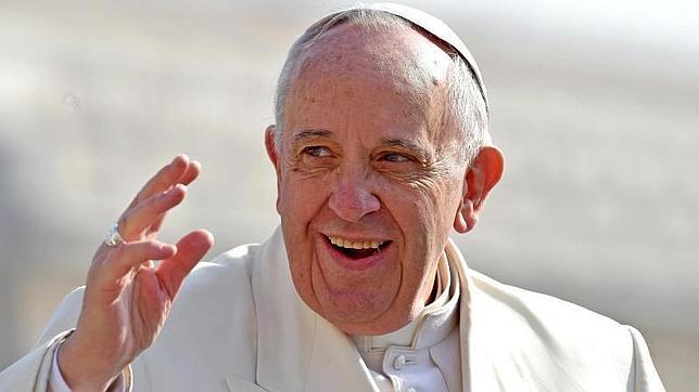 El Papa Francisco besa el bastón de Santa Teresa en su Quinto Centenario