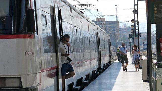 Más trenes para desplazarse de Alicante a Valencia durante las Fallas