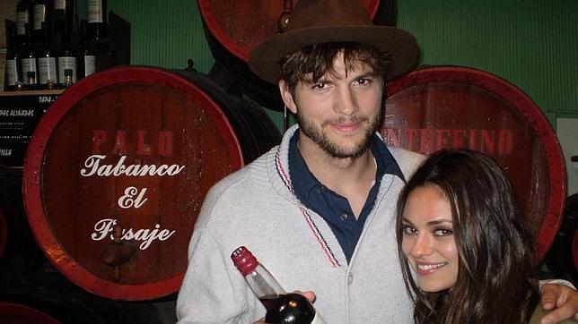 Ashton Kutcher se queja de la falta de cambiadores de bebé en los baños de hombre