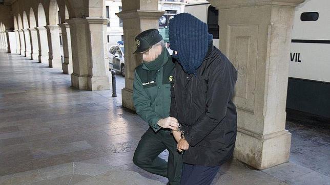 Uno de los detenidos meses atrás, acudiendo a declarar ante el juez de Teruel que lleva el caso