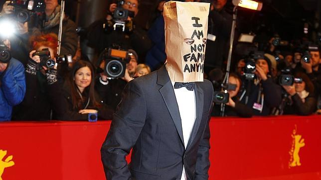 El actor con una bolsa en la cabeza que dice. «Ya no soy un famoso»