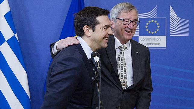 El presidente de la Comisión Europea, Jean Claude Juncker, (d) da la bienevenida al primer ministro griego, Alexis Tsipras, a la reunión que han mantenido ambos en Bruselas.
