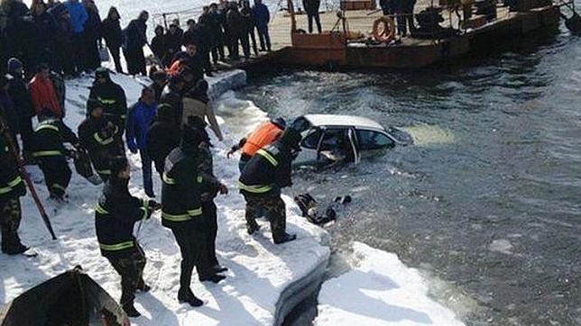 Una pareja muere abrazada tras un trágico accidente de coche