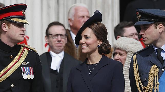 La duquesa, junto a su marido y su cuñado, ayer tras un servicio religioso en la catedral de San Pablo