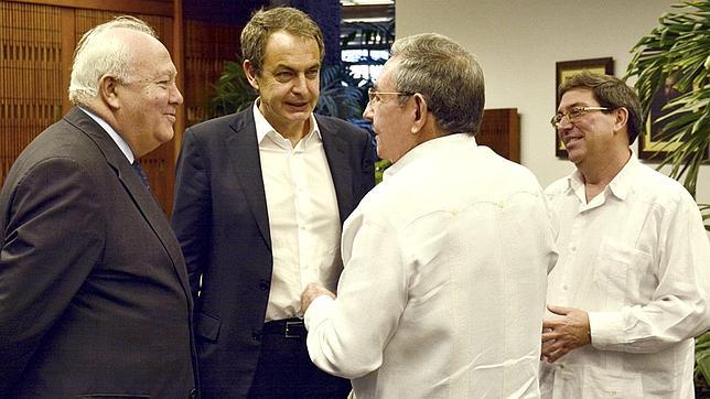 El expresidente, junto a Moratinos, el pasado 26 de febrero en La Habana junto a Raúl Castro