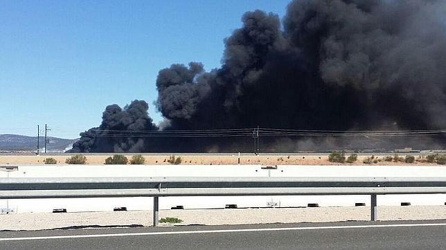 Un espectacular incendio arrasa una planta de reciclaje junto al AVE en Requena