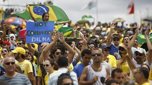 La petición de un golpe militar se abre paso en las marchas contra Rousseff